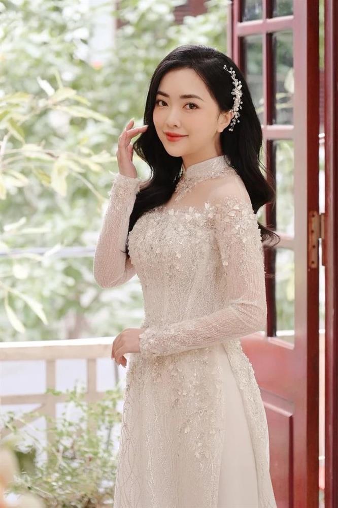 Cuộc đua váy cưới tiền tạ tiền tấn của vợ cầu thủ Việt-2