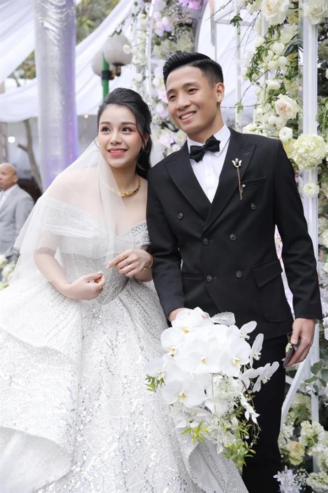 Cuộc đua váy cưới tiền tạ tiền tấn của vợ cầu thủ Việt-3