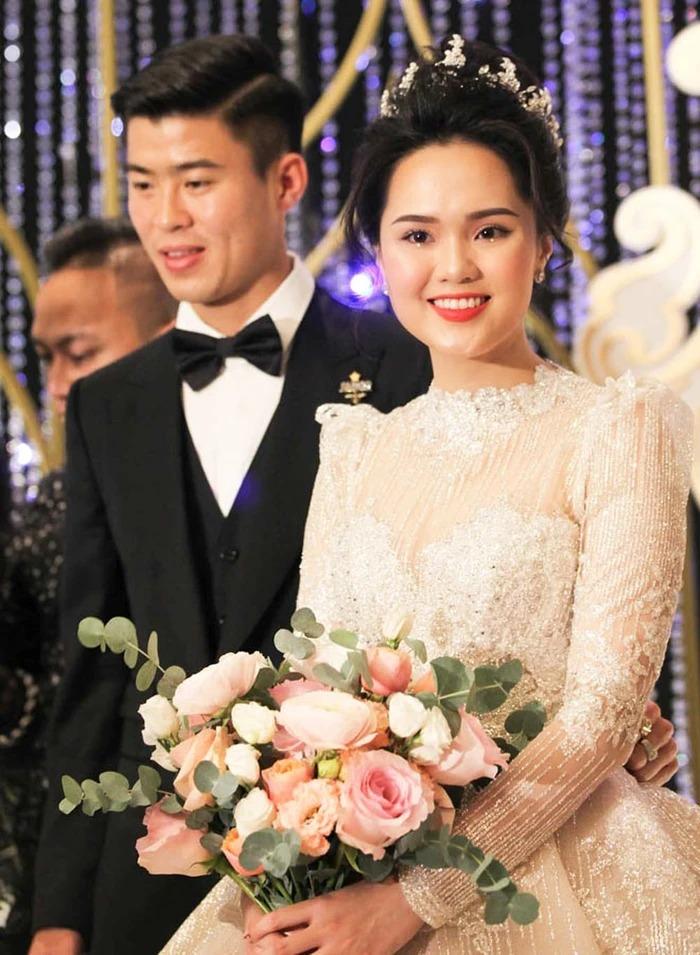 Cuộc đua váy cưới tiền tạ tiền tấn của vợ cầu thủ Việt-6