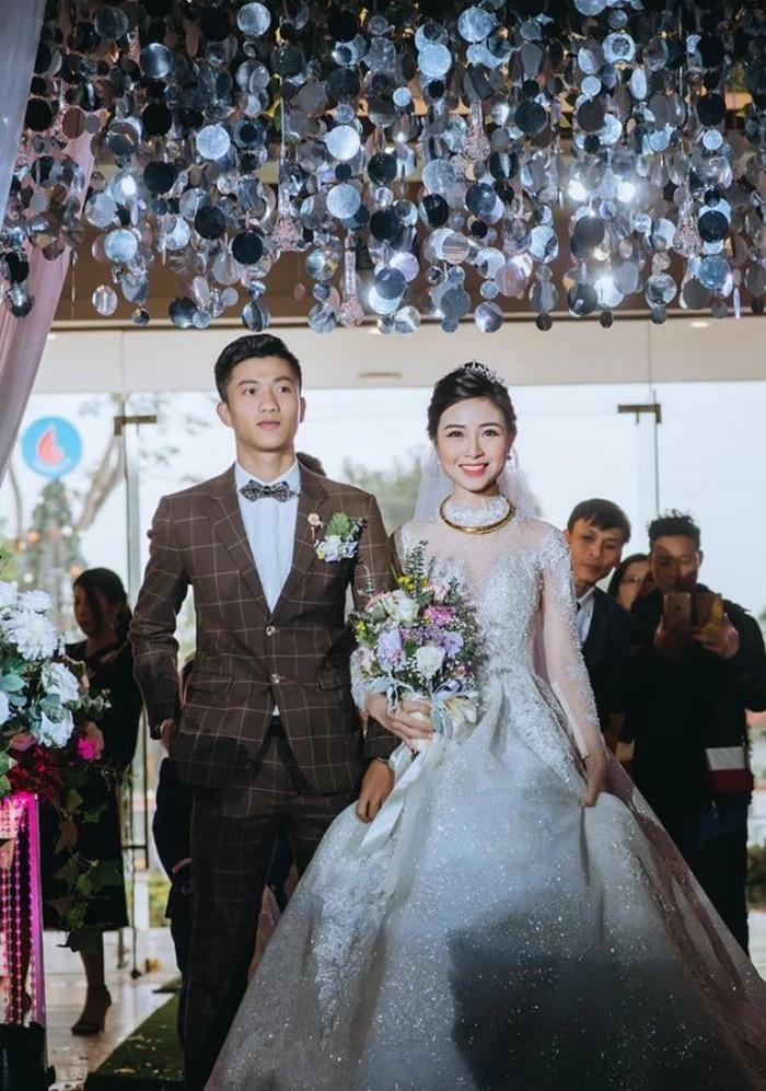 Cuộc đua váy cưới tiền tạ tiền tấn của vợ cầu thủ Việt-8