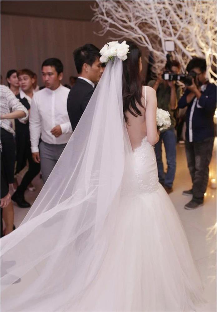 Cuộc đua váy cưới tiền tạ tiền tấn của vợ cầu thủ Việt-13