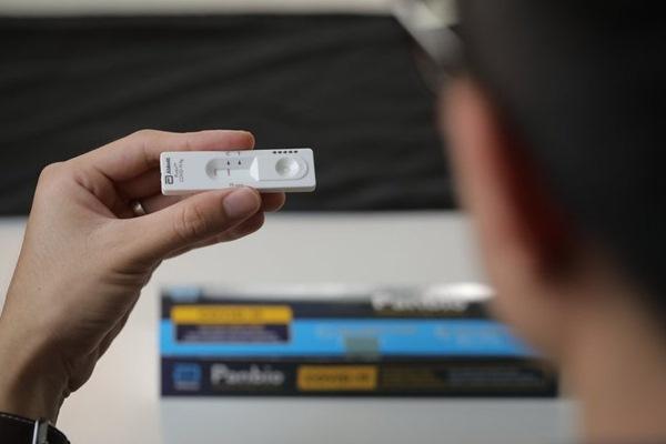 Ngày đầu bán thuốc chữa Covid-19: Không giấy xác nhận, F0 về tay không-4