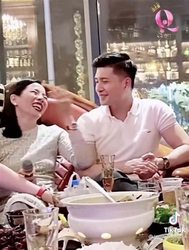 Lệ Quyên âu yếm Lâm Bảo Châu liền bị soi quên mặc áo ngực-4