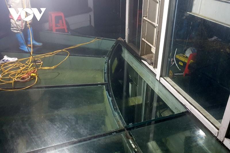 Clip: Đã thay xong tấm kính nghi nứt ở cầu kính cao nhất Việt Nam-1