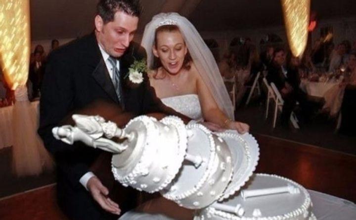 Cô dâu chú rể chỉ biết trách định mệnh khi đám cưới biến thành tấu hài-1