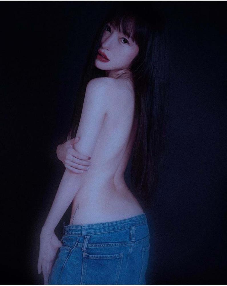 Elly Trần tung ảnh bán nude lộ hình xăm vị trí nhạy cảm-2