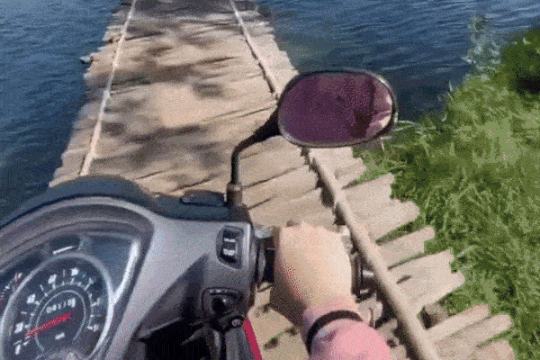 Nín thở theo dõi cô gái lái xe máy qua cây cầu gỗ dài nhất Việt Nam-1