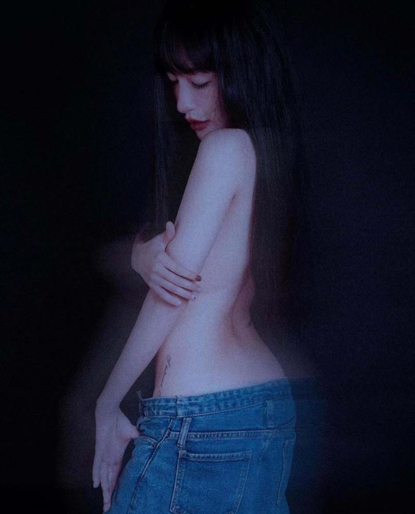 Elly Trần tung ảnh bán nude lộ hình xăm vị trí nhạy cảm-1