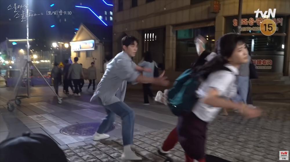 Kim Tae Ri bị xấu hổ khi té trước mặt Nam Joo Hyuk-6