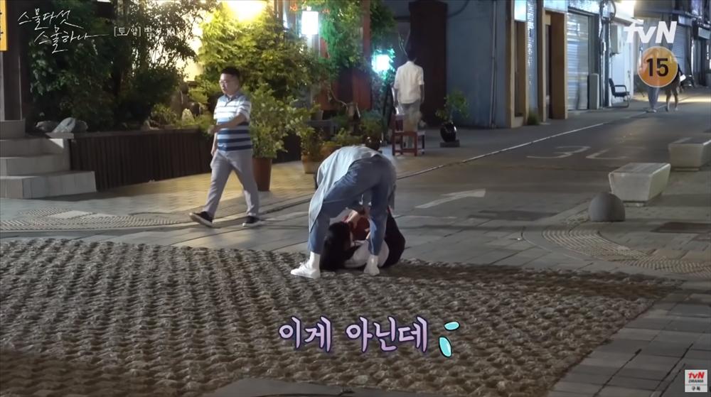 Kim Tae Ri bị xấu hổ khi té trước mặt Nam Joo Hyuk-5