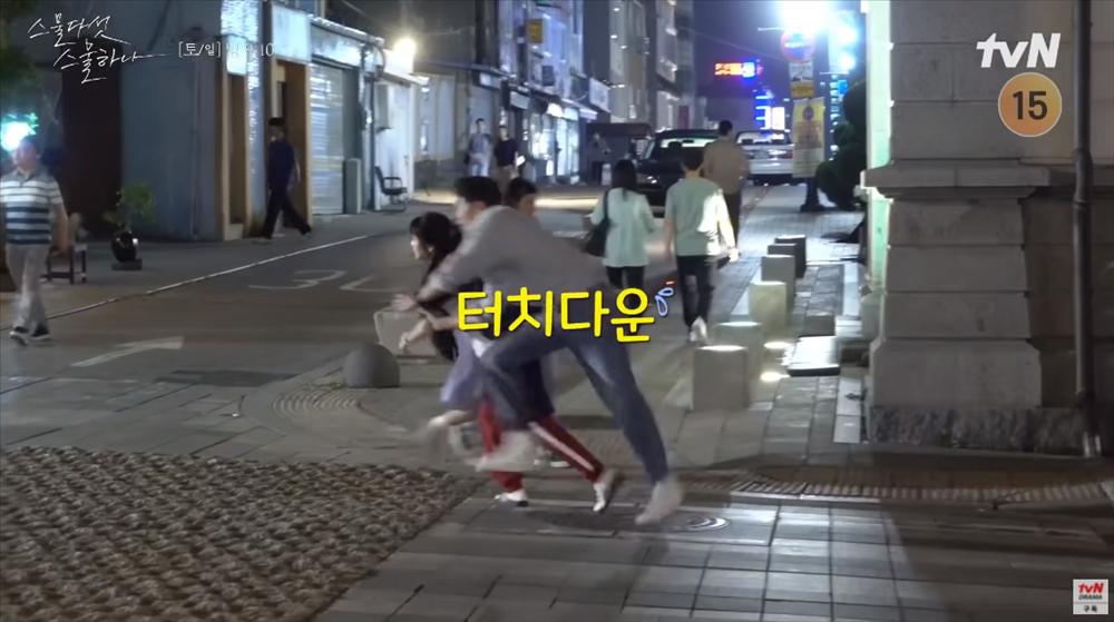 Kim Tae Ri bị xấu hổ khi té trước mặt Nam Joo Hyuk-4