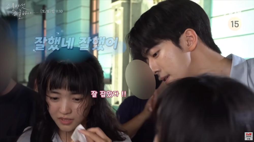 Kim Tae Ri bị xấu hổ khi té trước mặt Nam Joo Hyuk-10