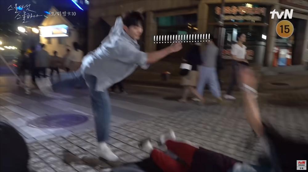 Kim Tae Ri bị xấu hổ khi té trước mặt Nam Joo Hyuk-7