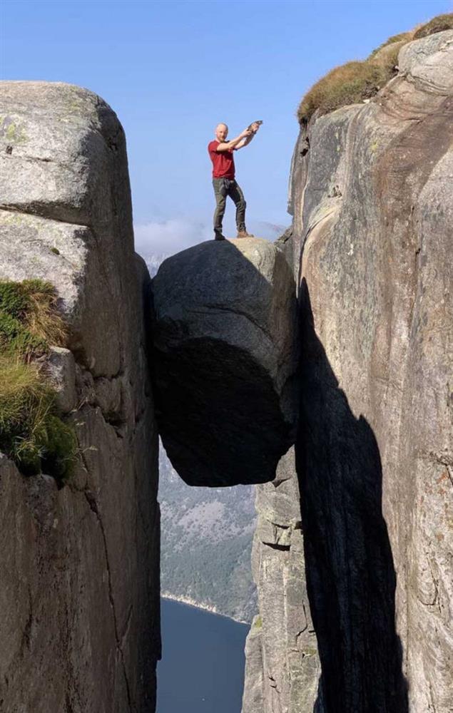 Mặc vực sâu 1.000m, du khách đứng trên tảng đá mắc kẹt-2