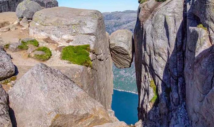 Mặc vực sâu 1.000m, du khách đứng trên tảng đá mắc kẹt-4