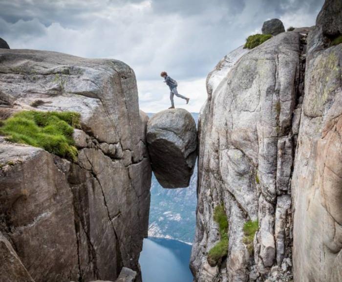 Mặc vực sâu 1.000m, du khách đứng trên tảng đá mắc kẹt-5