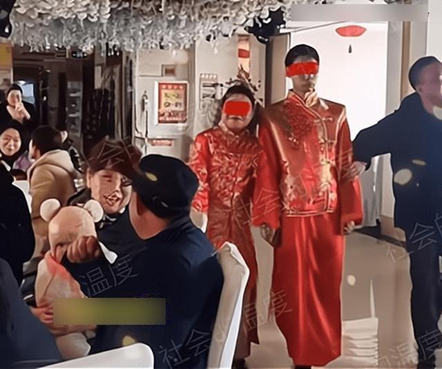 Đám cưới gây tranh cãi của cặp đôi thiểu năng trí tuệ-2