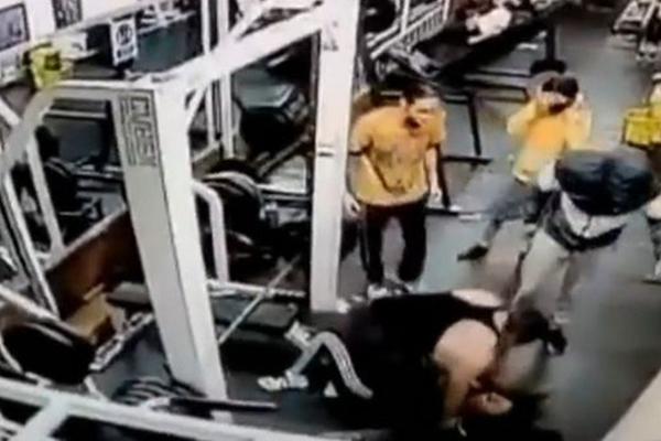 Clip: Nâng tạ 180kg, người phụ nữ bị đè tử vong ngay trước mặt con gái-1
