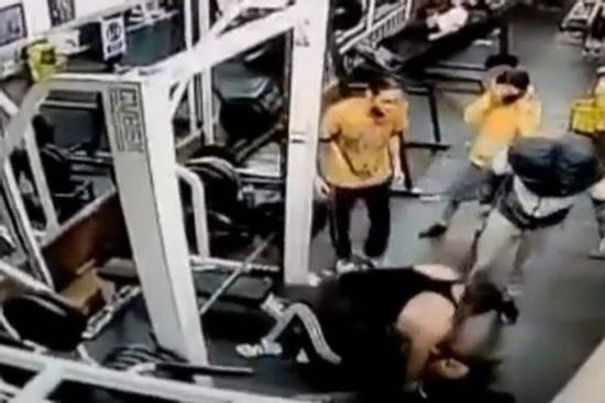 Clip: Nâng tạ 180kg, người phụ nữ bị đè tử vong ngay trước mặt con gái