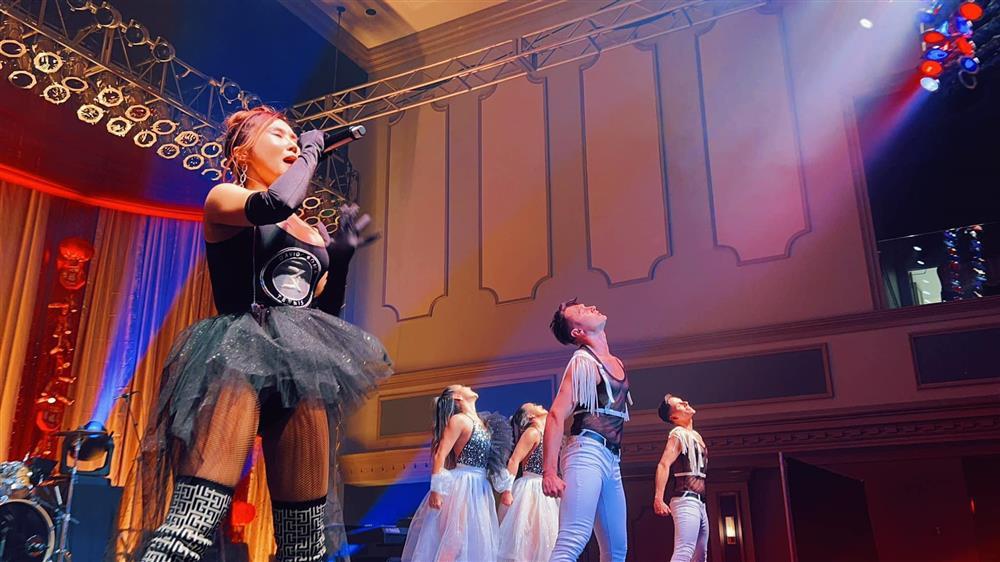 Hương Tràm học style Hoa hậu Hong Kong lên đồ hổng giống ai-5