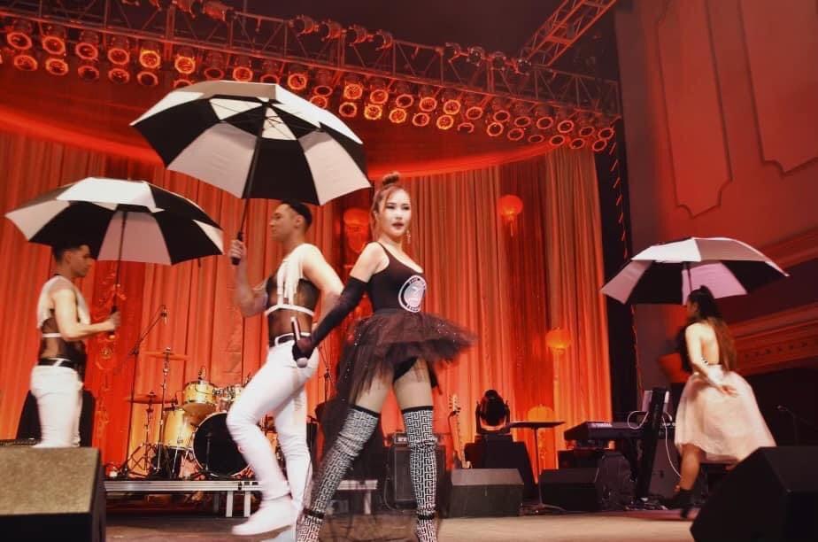 Hương Tràm học style Hoa hậu Hong Kong lên đồ hổng giống ai-6