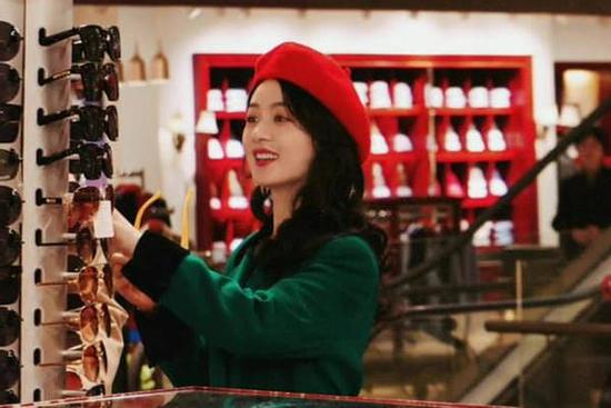 Triệu Lệ Dĩnh bị tố chảnh choẹ, giật điện thoại ngay trên phim trường