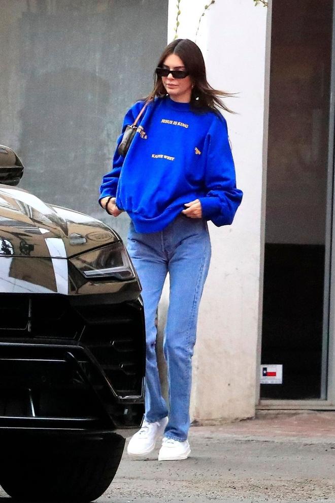 Kendall Jenner mặc quần jeans bó chịt vùng tam giác hiểm-3