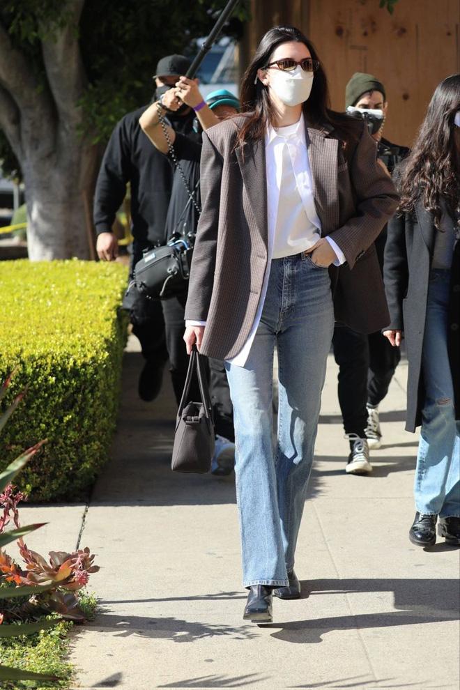 Kendall Jenner mặc quần jeans bó chịt vùng tam giác hiểm-4