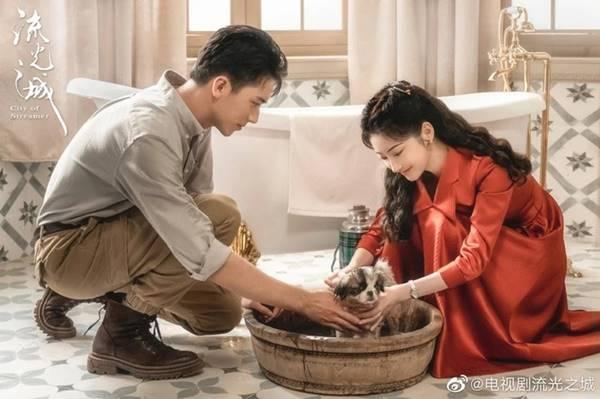 Cảnh Điềm đóng phim thiếu chuyên nghiệp, mang tất kéo phủ ống quần-1