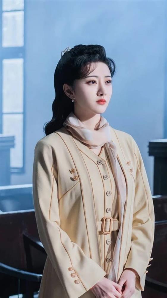 Cảnh Điềm đóng phim thiếu chuyên nghiệp, mang tất kéo phủ ống quần-8