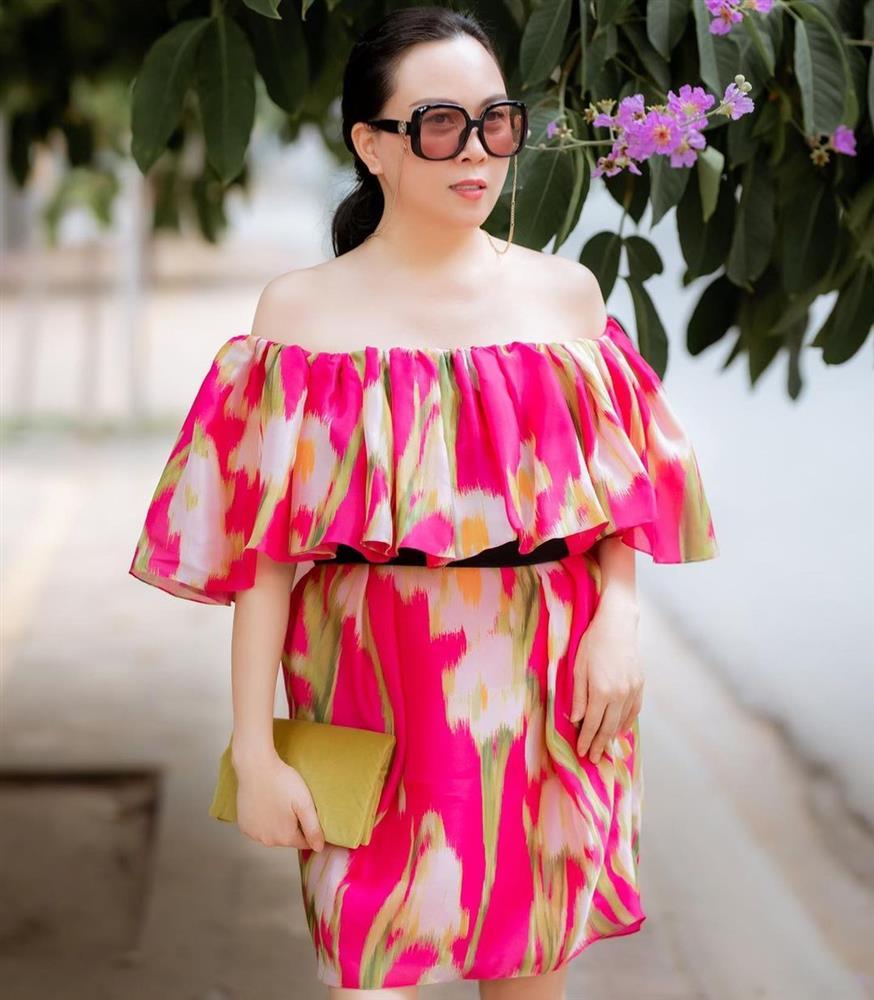 Phượng Chanel mặc váy bông mà tròn ủng ngỡ lọ hoa di động-1