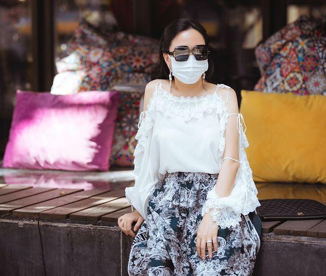 Phượng Chanel mặc váy bông mà tròn ủng ngỡ lọ hoa di động-5