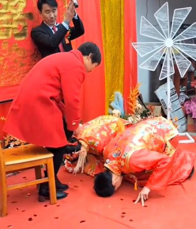 Chú rể quỳ khóc trước mặt mẹ kế không chịu đứng dậy, lý do nghẹn lòng-1