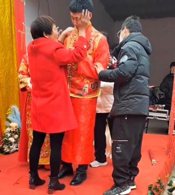 Chú rể quỳ khóc trước mặt mẹ kế không chịu đứng dậy, lý do nghẹn lòng-3