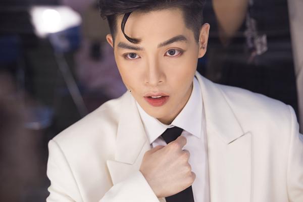 Dân mạng tụt huyết áp, gọi ét ô ét vì Erik hát hụt hơi, chênh phô-4