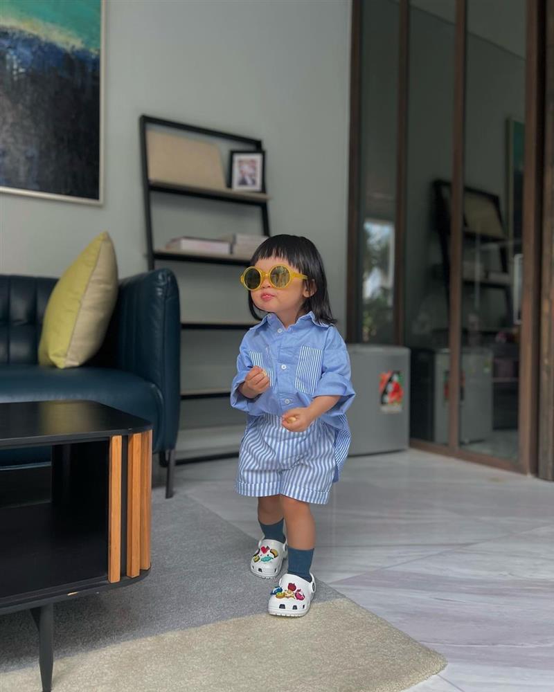 Hà Hồ và Cường Đô La cho con dùng mẫu dép bị cảnh báo nguy hiểm?-3