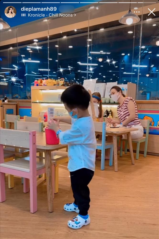 Hà Hồ và Cường Đô La cho con dùng mẫu dép bị cảnh báo nguy hiểm?-5