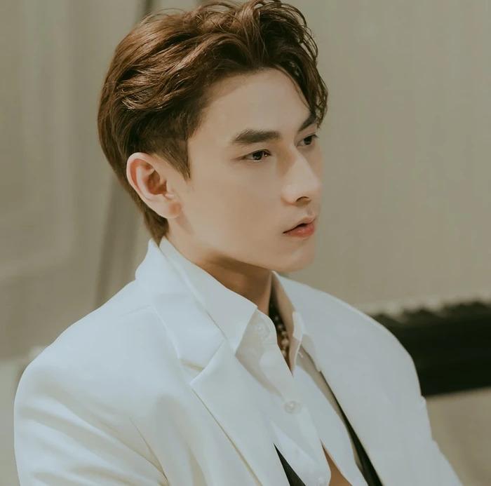 Rộ clip Isaac đẩy mạnh vai fan, từ chối chụp hình chung-1