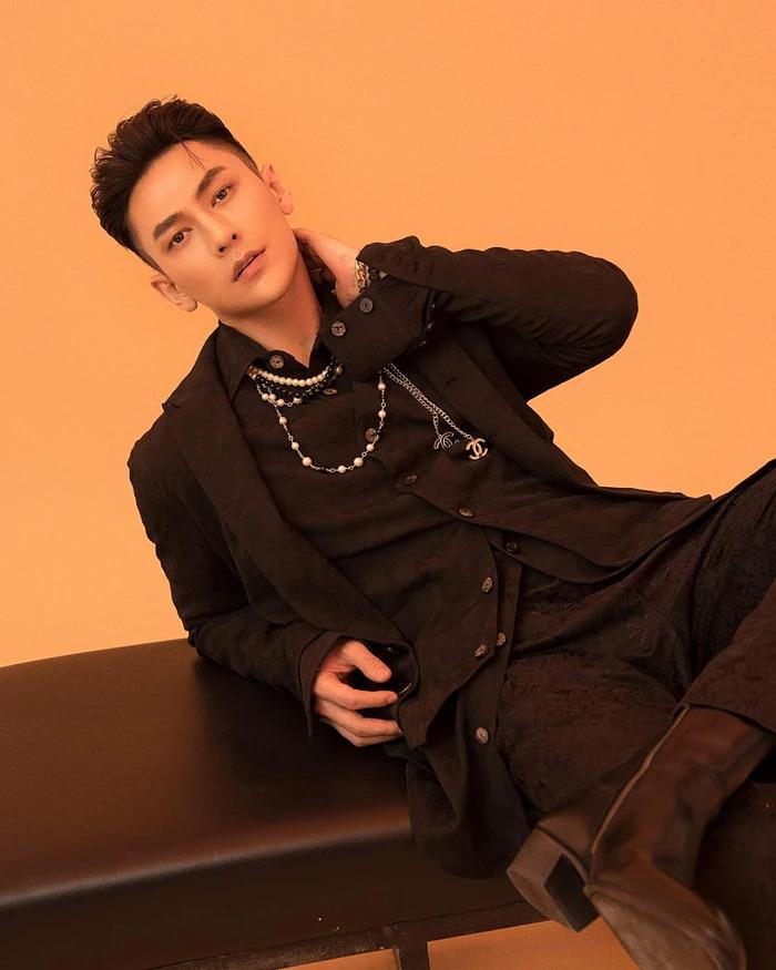 Rộ clip Isaac đẩy mạnh vai fan, từ chối chụp hình chung-4