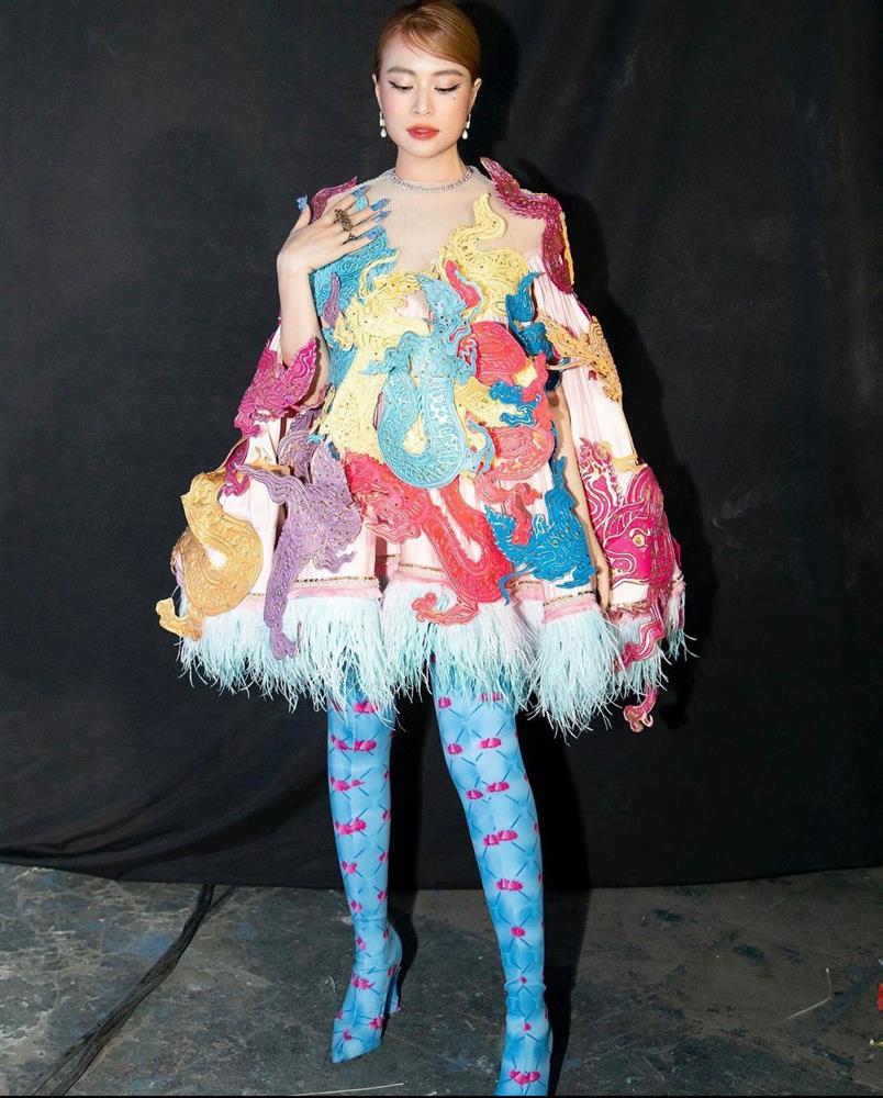 Bộ cánh của Hoàng Thùy Linh hết lộ nội y lại bị ví như chổi lông gà-4