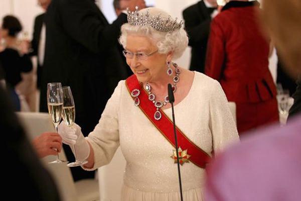 Mẹo thử độc trong món ăn của Nữ hoàng Anh-1