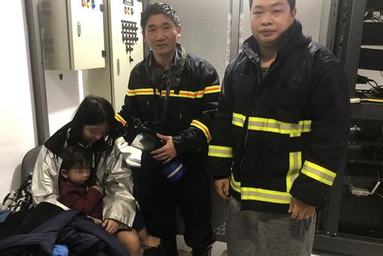 Cứu 3 người thoát khỏi chung cư bốc cháy ở Hà Nội