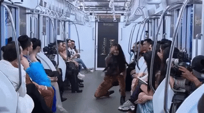 Cho show Hương Giang mượn áo quần, NTK nhận cái kết nổi điên-5