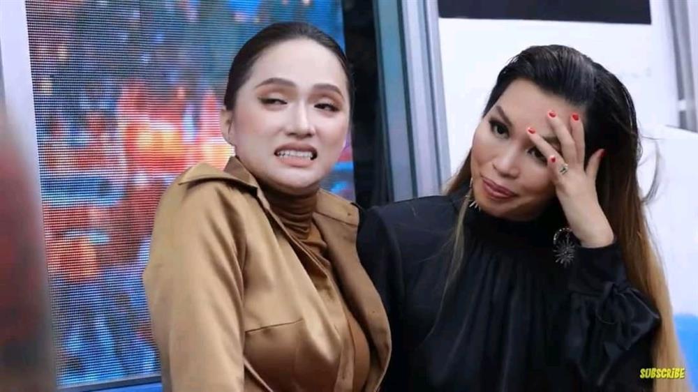 Cho show Hương Giang mượn áo quần, NTK nhận cái kết nổi điên-7