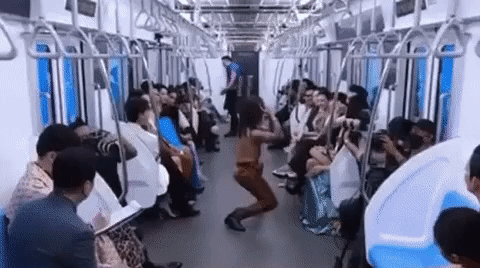 Cho show Hương Giang mượn áo quần, NTK nhận cái kết nổi điên-6