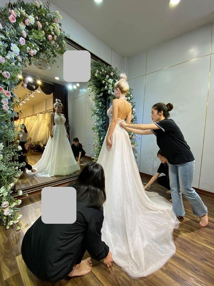 Bình thường sexy hết cỡ, ảnh cưới Ngân 98 lại kín bưng!-3