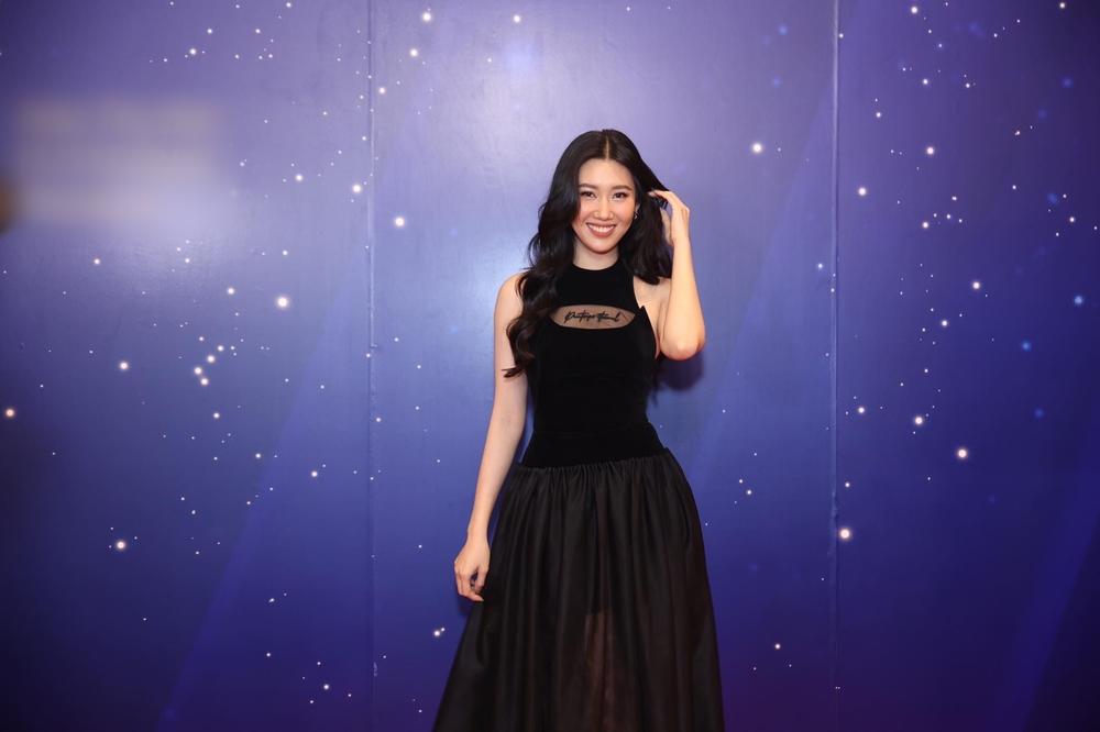 Thúy Ngân tái xuất bên Ngô Kiến Huy với hình xăm trước ngực-1