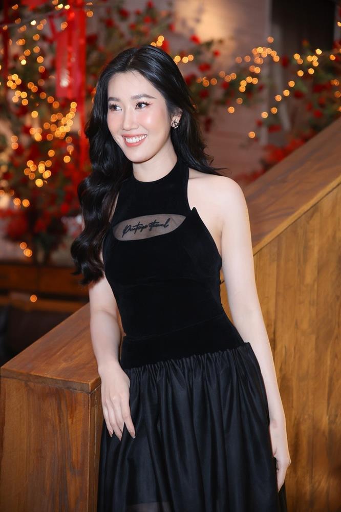 Thúy Ngân tái xuất bên Ngô Kiến Huy với hình xăm trước ngực-2