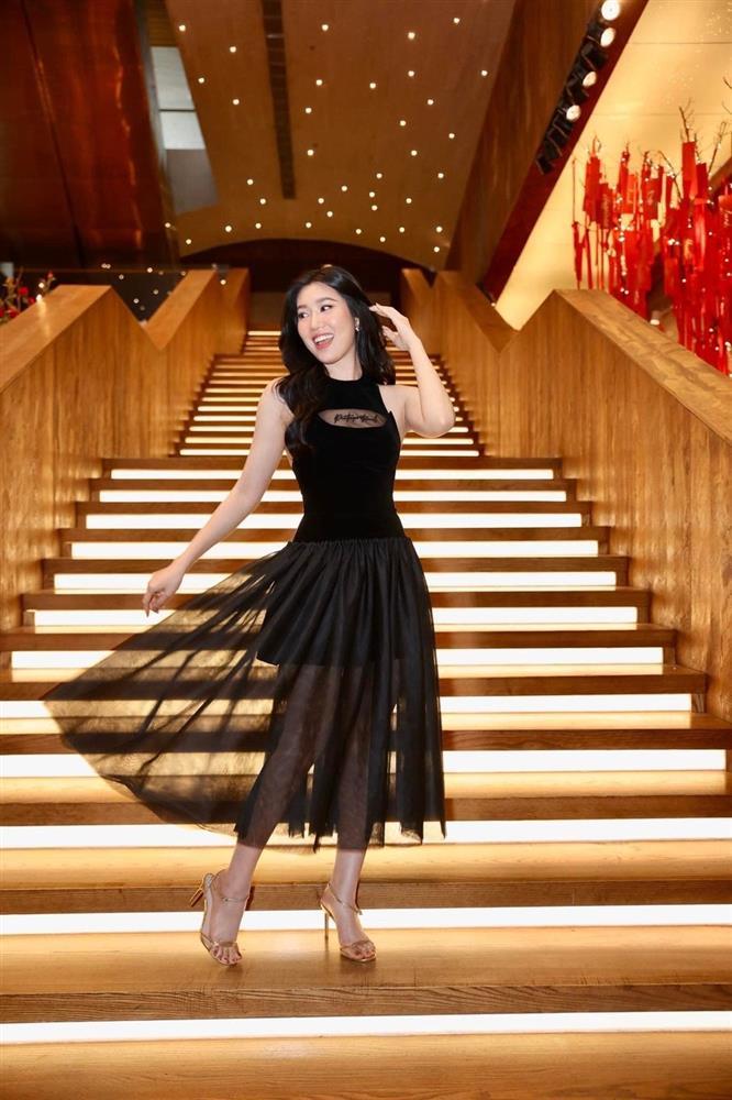 Thúy Ngân tái xuất bên Ngô Kiến Huy với hình xăm trước ngực-6