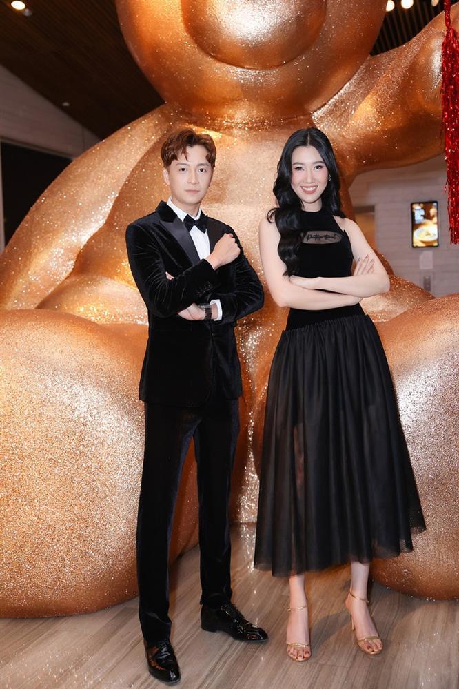 Thúy Ngân tái xuất bên Ngô Kiến Huy với hình xăm trước ngực-5